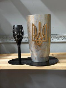 Ваза для пам&rsquo;ятника військовому, світлий мармур із золотим тризубом VAGAR фото