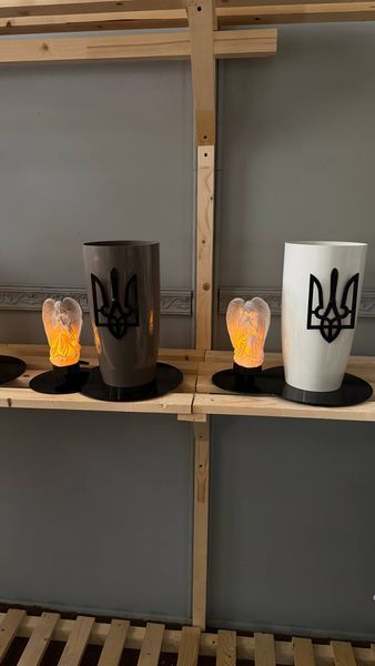 Ваза меморіальна для кладовища 2 в 1 біла глянцева з ангелом, чорним тризубом та сонячною панеллю FDD фото