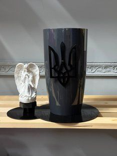 Ваза меморіальна для кладовища 2 в 1 сіра глянцева з ангелом, чорним тризубом та сонячною панеллю DDA фото
