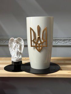 Ваза меморіальна для кладовища 2 в 1 біла глянцева з ангелом, бронзовим тризубом та сонячною панеллю HHG фото