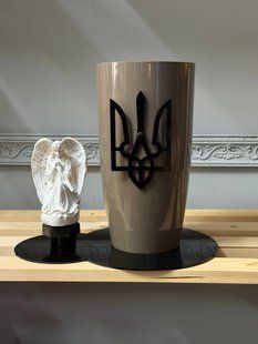 Ваза меморіальна для кладовища 2 в 1 шоколадна глянцева з ангелом, чорним тризубом та сонячною панеллю GGD фото