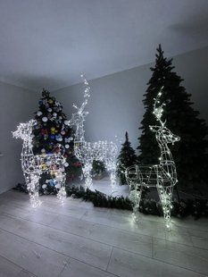 Новорічний олень заввишки 2м оздоблений гірляндою. 61 фото