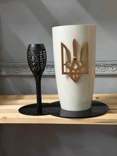 Патріотична меморіальна ваза-лампадка білого кольору з декоративним бронзовим тризубом CERA фото