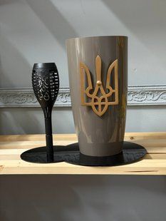 Ваза для квітів на пам&rsquo;ятник шоколадна глянцева з факелом, бронзовим тризубом та чорною основою BOSAE фото